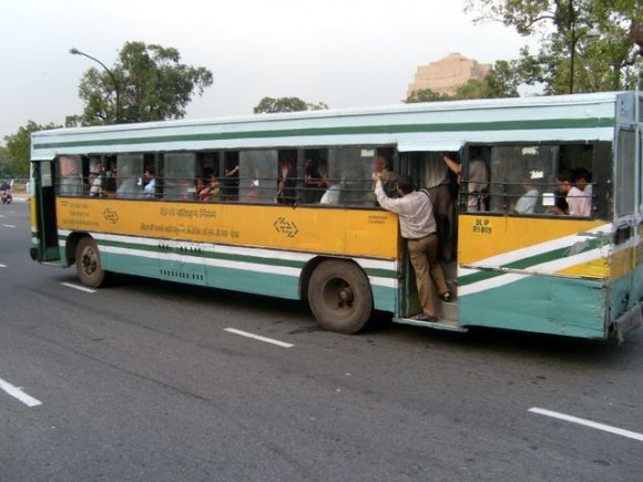 Delhi trafiğinde bir otobüs.