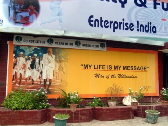 Delhi'de pano, My Life is My Message(Hayatım mesajımdır).