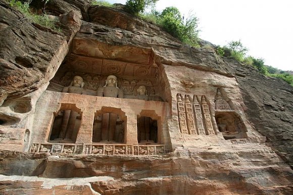 Gwalior Kalesi içindeki kaya heykelleri.