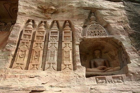Gwalior Kalesi içindeki kayalara oyulmuş Jain heykeller.