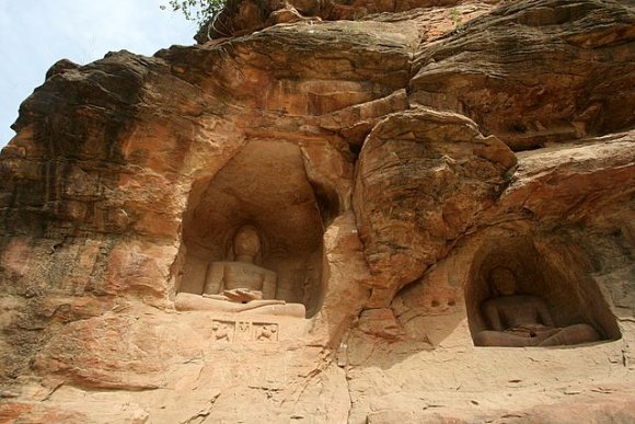 Gwalior Kalesi içindeki kayalara oyulmuş Jain heykelleri.