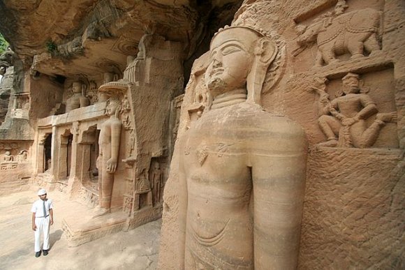 Gwalior Kalesi içindeki kaya heykelleri.