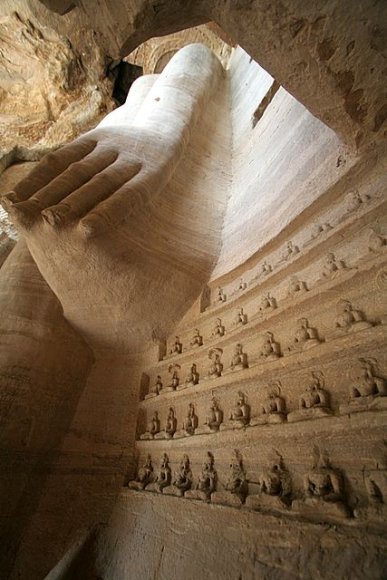 Gwalior Kalesi içindeki kayalara oyulmuş Jain heykelleri.