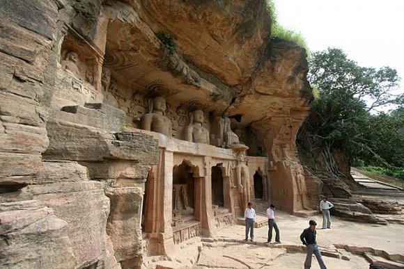 Gwalior Kalesi içindeki Jain kaya heykelleri.