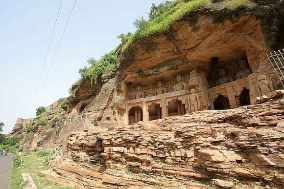 Gwalior Kalesi içindeki kaya heykelleri.