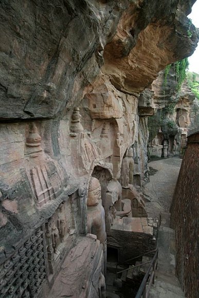 Gwalior Kalesi içindeki dev kaya heykelleri.