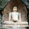 Gwalior Kalesi içindeki kayalara oyulmuş Jain heykeli.