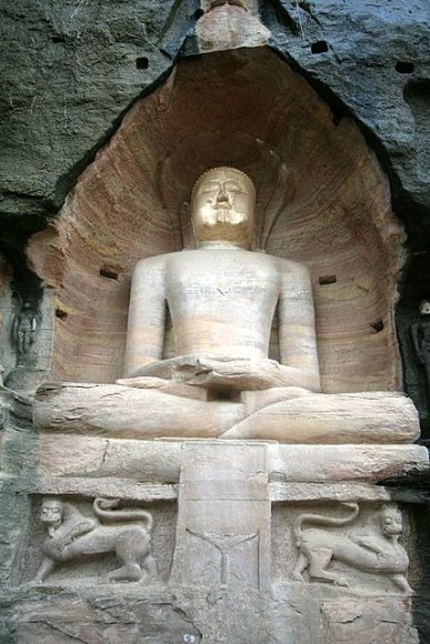 Gwalior Kalesi içindeki kayalara oyulmuş Jain heykeli.