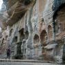 Gwalior Kalesi içindeki kayalara oyulmuş Jain heykelleri.