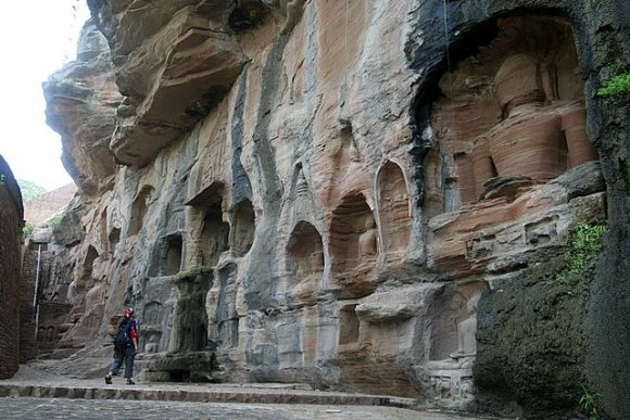 Gwalior Kalesi içindeki kayalara oyulmuş Jain heykelleri.