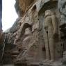 Gwalior Kalesi içindeki kayalara oyulmuş Jain heykelleri.