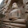 Gwalior Kalesi içindeki kayalara oyulmuş Jain heykelleri.