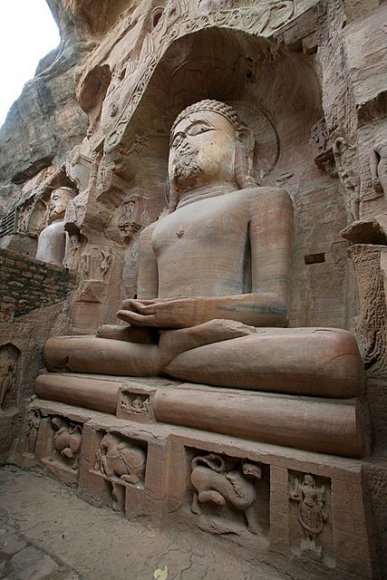 Gwalior Kalesi içindeki kayalara oyulmuş Jain heykelleri.