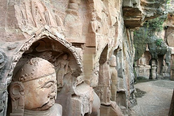 Gwalior Kalesi içindeki kayalara oyulmuş Jain heykelleri.