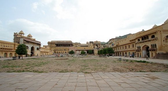 Jaipur, Amber Kalesi. Kaleye filler veya jiplerle çıkılıyor.