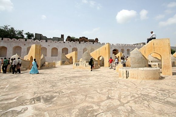 Jaipur, Jantar Mantar Gözlemevi'nde burçlara ait yapıların yer aldığı bölüm.