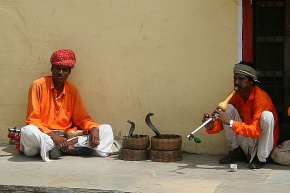 Jaipur, Jantar Mantar Gözlemevi'nin çıkışındaki kobra oynatıcıları.