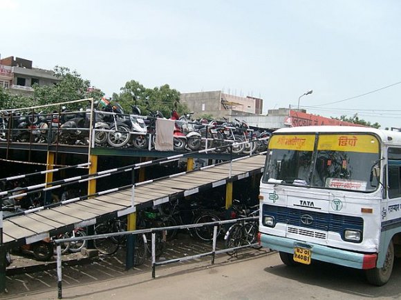 Jaipur, Otobüs terminali'ndeki motosiklet parkı.