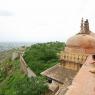 Nahargarh Kalesi'nden Jaipur şehrini seyreden Hintli aile.