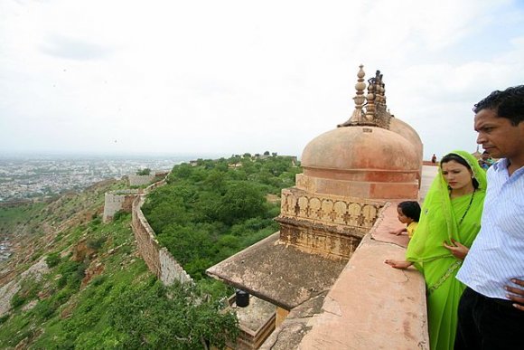 Nahargarh Kalesi'nden Jaipur şehrini seyreden Hintli aile.