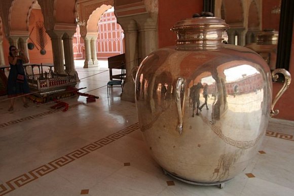Jaipur, Şehir Sarayı'nda bulunan dünyanın en büyük gümüş kavanozu(Gangajali).