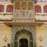 Jaipur, Şehir Sarayı'nda bir kapı.