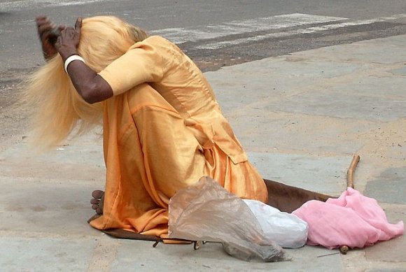 Jaipur'da sokakta saçlarını tarayan bir kadın.