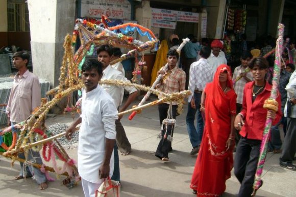 Ajmer'den Pushkar'a giden Hindu hacılar.