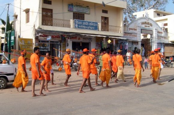 Pushkar sokaklarındaki Hindu hacılar.