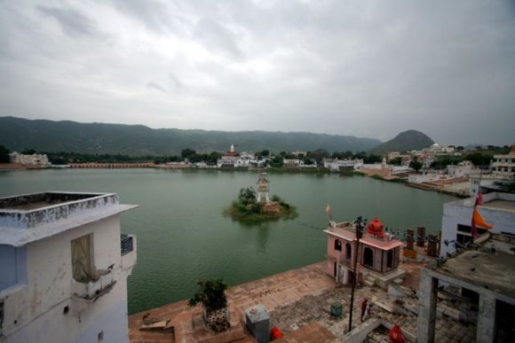 Pushkar Gölü ve kenarında ibadet edilen bir ghat.