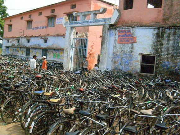 Sunauli Gorakhpur yolunda bisiklet otoparkı.