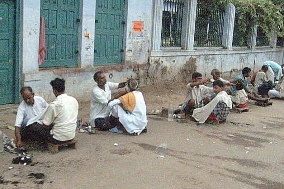 Varanasi - Sokak berberleri