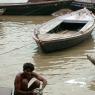 Varanasi - Ganj Nehri'nde çamaşır yıkayan Hindu.