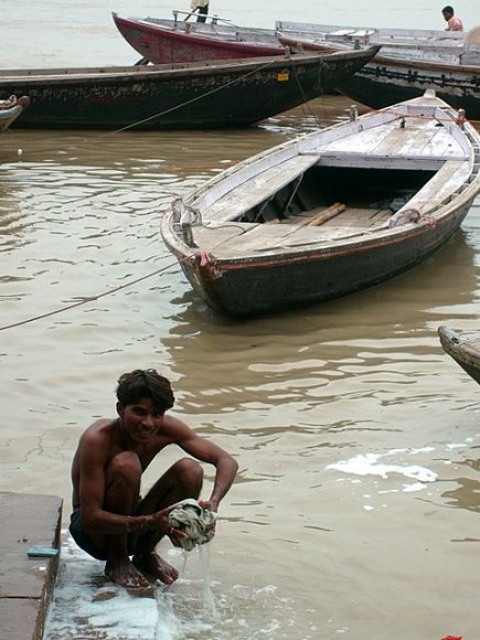 Varanasi - Ganj Nehri'nde çamaşır yıkayan Hindu.