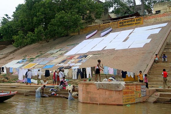 Varanasi - Ganj Nehri'nde çamaşır yıkama