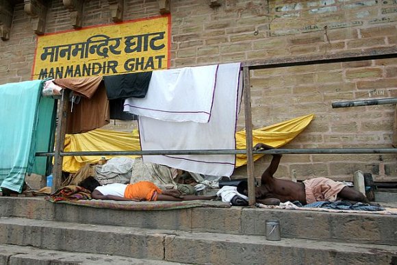 Varanasi - Ganj Nehri'ndeki bir ghatta dinlenen Hindular.