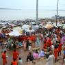 Varanasi - Ganj Nehri kıyısında turuncu giymiş Hindu hacılar.