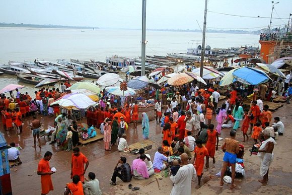 Varanasi - Ganj Nehri kıyısında turuncu giymiş Hindu hacılar.