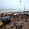 Varanasi - Ganj Nehri kıyısında hacılar
