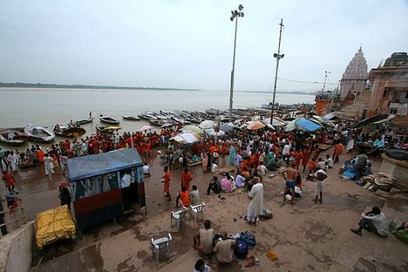 Varanasi - Ganj Nehri kıyısında hacılar