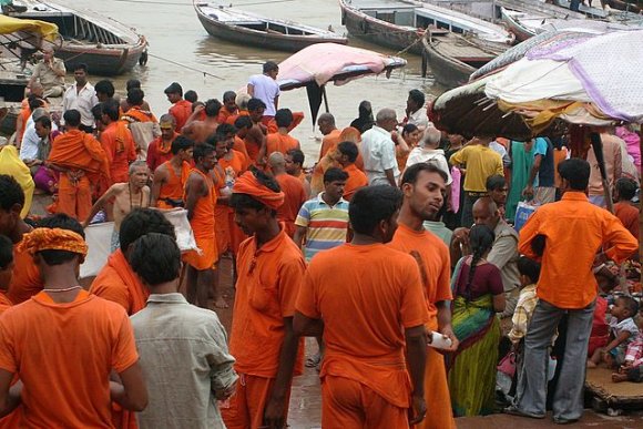 Varanasi - Turuncular içindeki Hindu hacılar