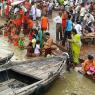 Varanasi - Ganj Nehri'nde yıkanan Hindular.