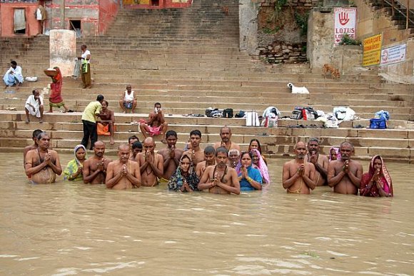 Varanasi - Ganj Nehri'nde ibadet
