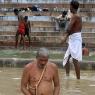 Varanasi - Ganj Nehri'nde ibadet