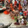 Varanasi - Ganj Nehri'nde yıkananlar