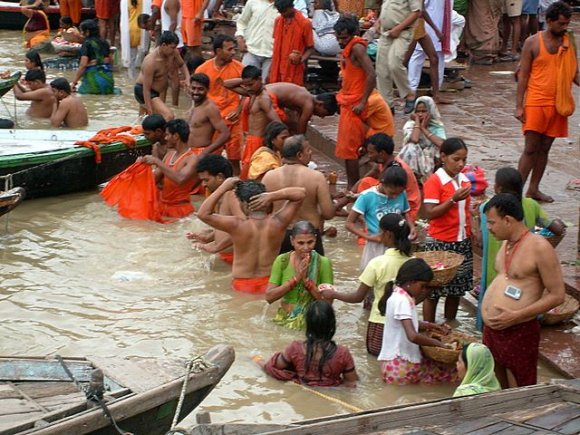Varanasi - Ganj Nehri'nde yıkananlar