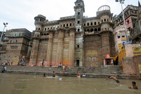 Varanasi - Ganj Nehri'nde su oyunu
