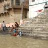 Varanasi - Ganj Nehri'nde çamaşır yıkama