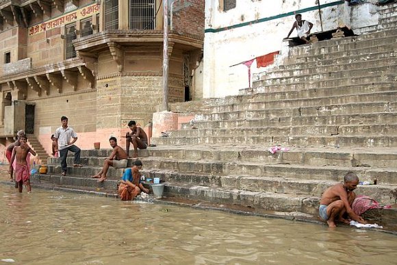 Varanasi - Ganj Nehri'nde çamaşır yıkama