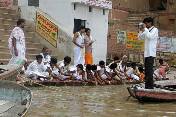 Varanasi - Ganj Nehri'nde brahmanlar